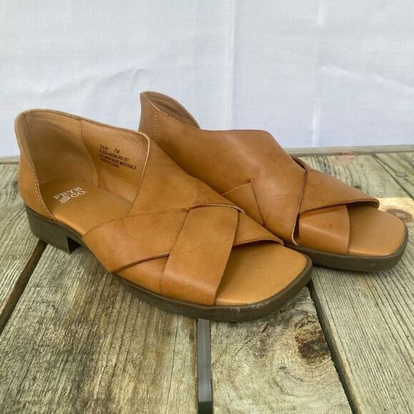Frye and Co. Tulia Tan Crossband Sandals Size 7M Slip-On Low Heel Comfort Flats - Picture 1 of 7